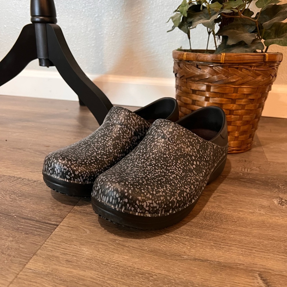 Crocs professional dual comfort clog, size 8